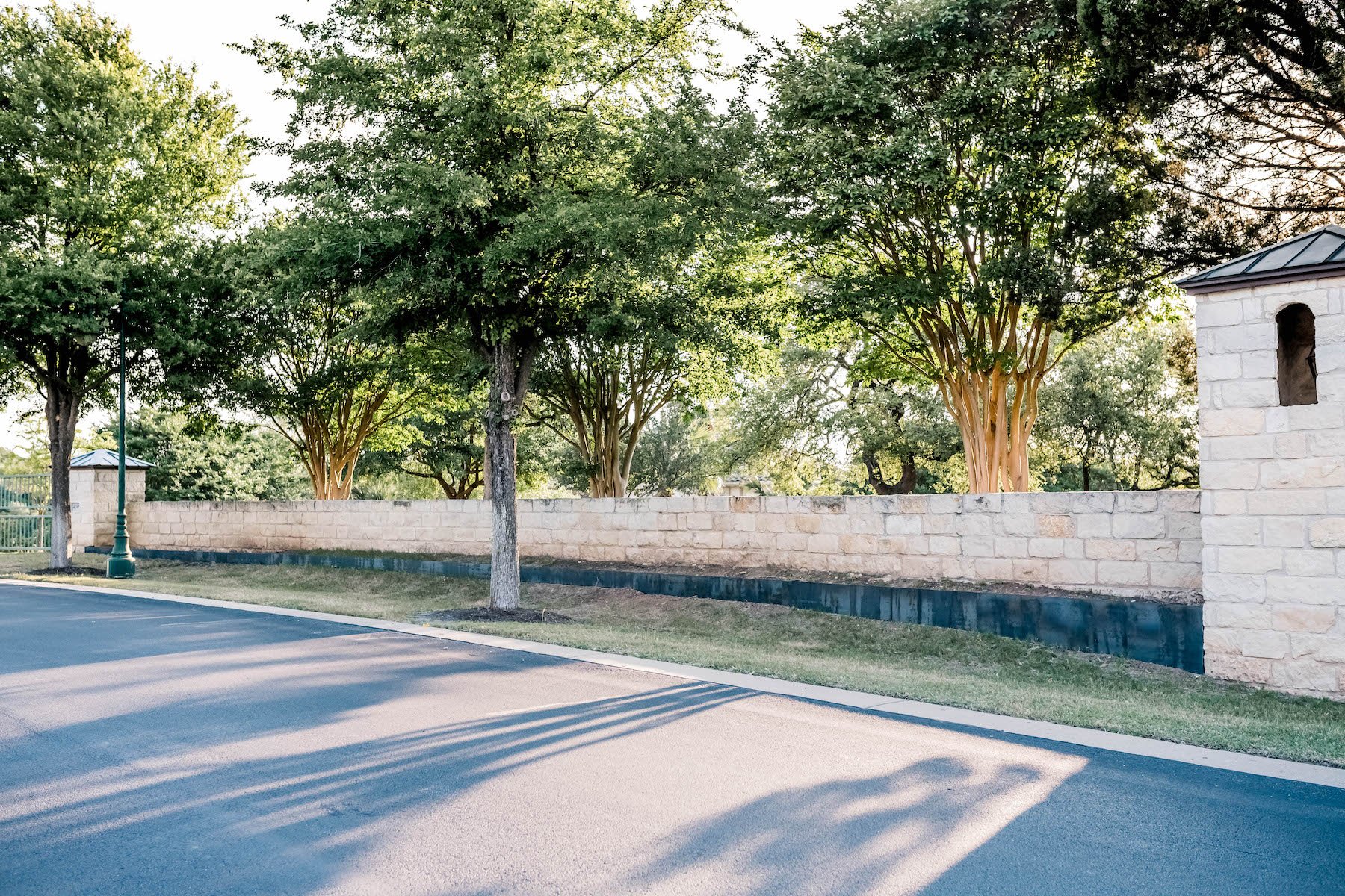 Decorative retaining wall